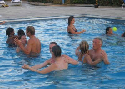 cours de danse dans la piscine en grece
